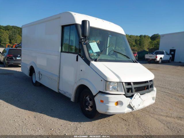  Salvage Isuzu Commercial Van