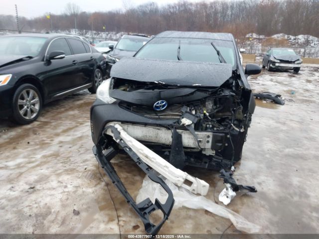 Toyota Prius v Two Image 5