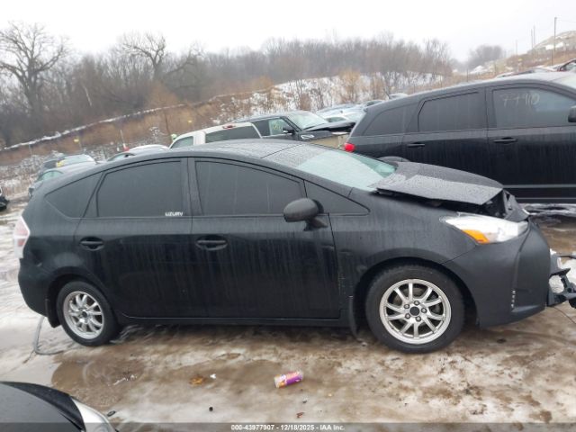 Toyota Prius v Two Image 11