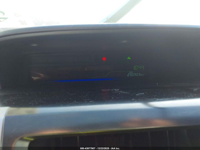 Toyota Prius v Two Image 15