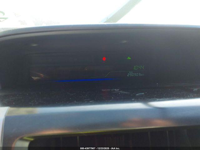 Toyota Prius v Two Image 15