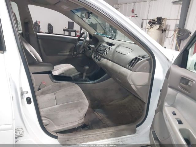 Toyota Camry Le Image 9