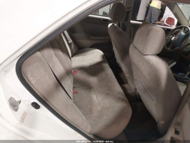 Toyota Camry Le Image 11