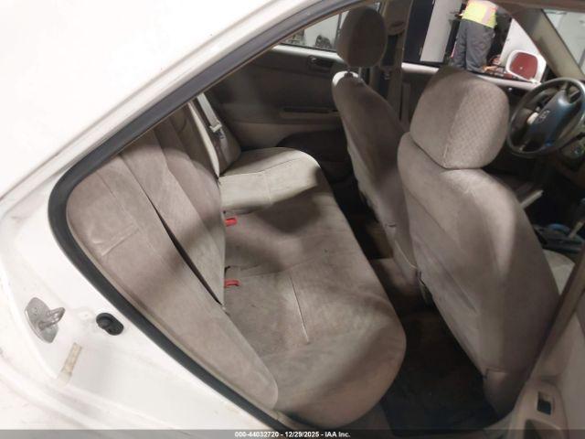 Toyota Camry Le Image 11