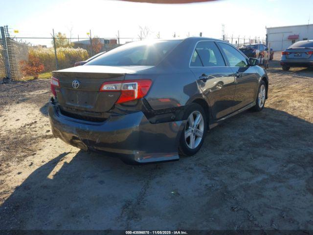 Toyota Camry Se Image 11