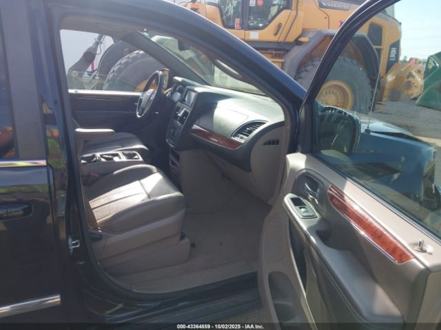 Chrysler Town & Country Touring Image 4