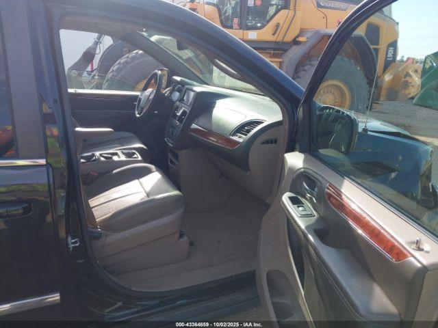 Chrysler Town & Country Touring Image 4