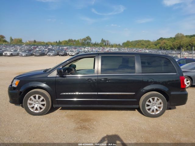 Chrysler Town & Country Touring Image 12