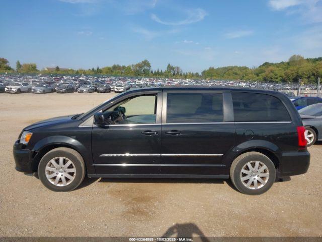 Chrysler Town & Country Touring Image 12