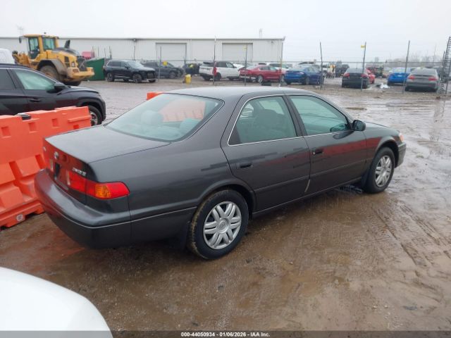 Toyota Camry Le Image 11
