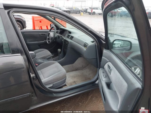 Toyota Camry Le Image 2