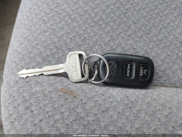 Toyota Camry Le Image 9