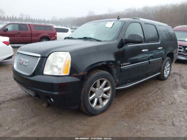 GMC Yukon Denali Image 3