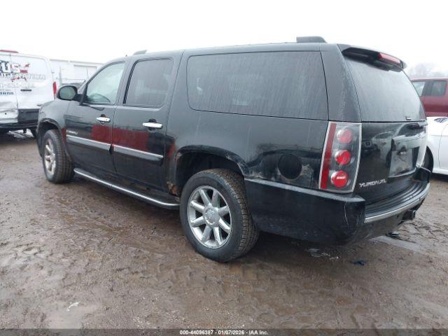 GMC Yukon Denali Image 4