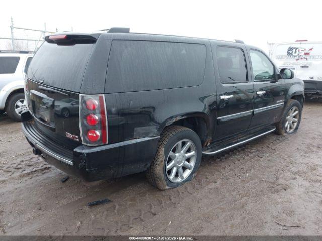 GMC Yukon Denali Image 8