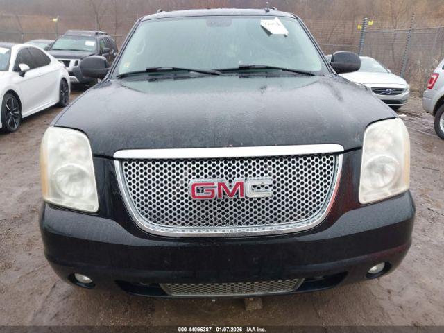 GMC Yukon Denali Image 6