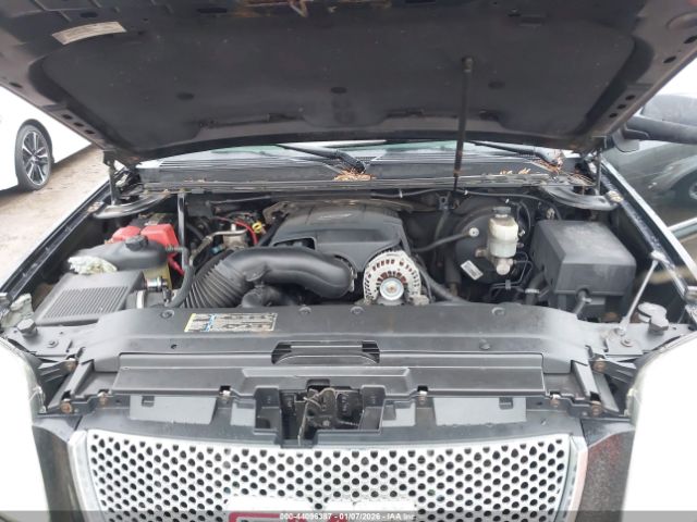 GMC Yukon Denali Image 7