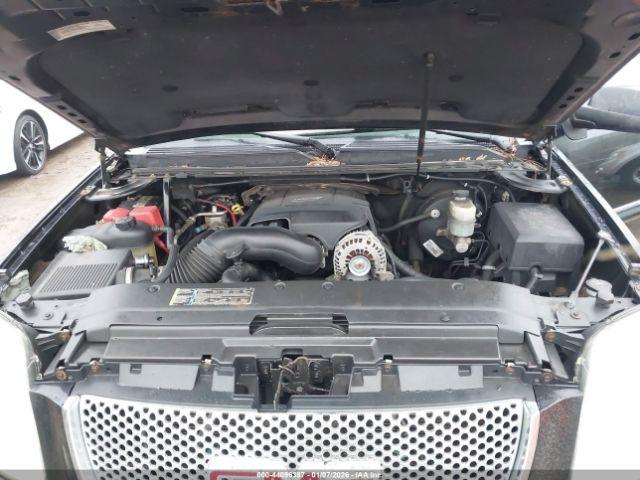 GMC Yukon Denali Image 7