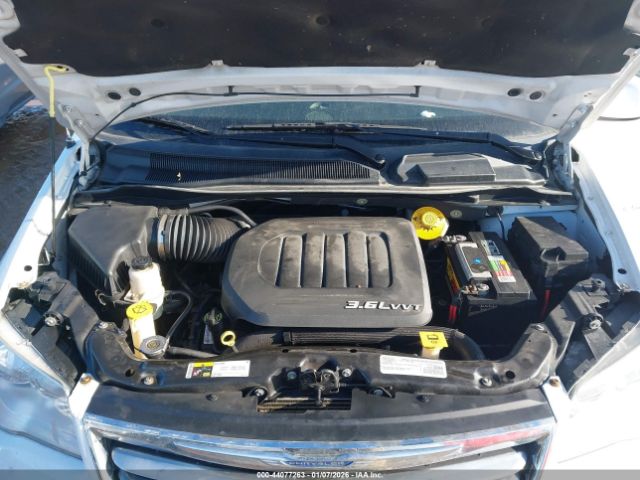 Chrysler Town & Country Touring Image 8