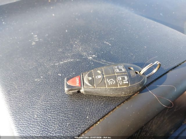 Chrysler Town & Country Touring Image 2