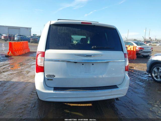 Chrysler Town & Country Touring Image 11